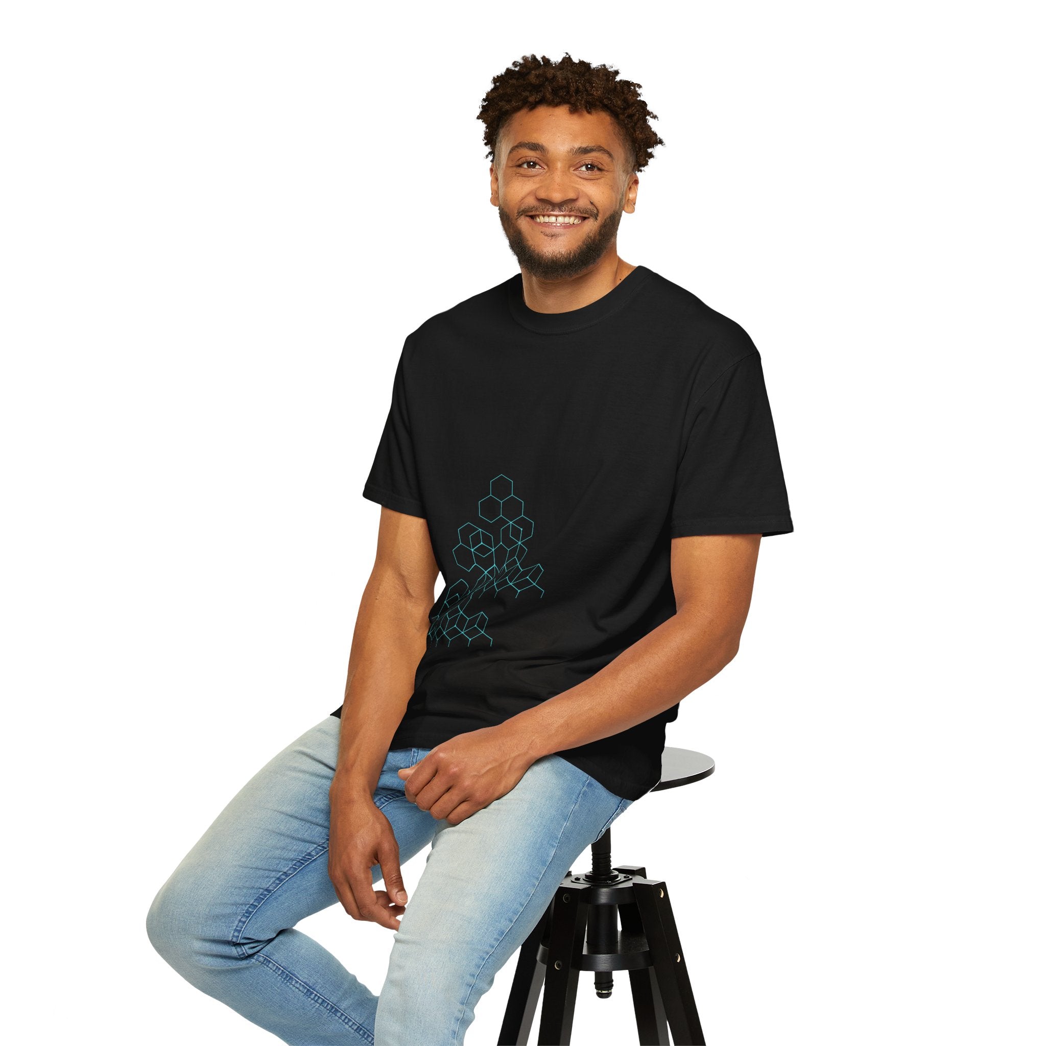 01- Geometric Futuristic Tee / Tee Futuriste Géométrique